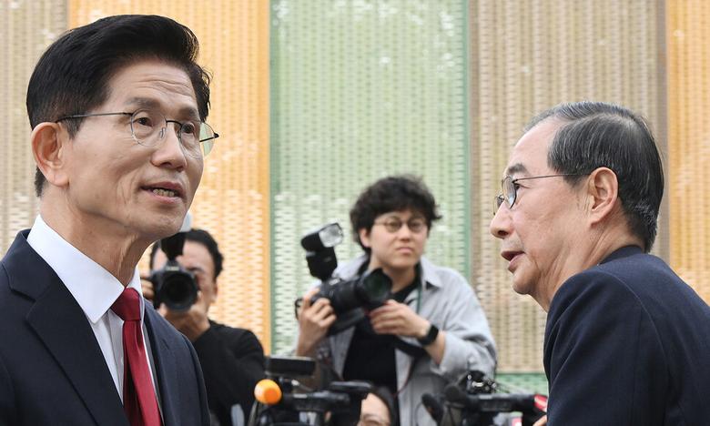 김문수 국민의힘 대통령 후보와 한덕수 무소속 후보가 8일 국회 사랑재에서 만나 후보 단일화를 위한 2차 회동을 마친 뒤 이석하고 있다. 공동취재사진