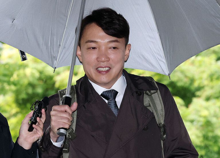 이정섭 대전고검 검사가 9일 서울 서초구 서울중앙지방법원에서 열린 ‘위장전입·청탁금지법 위반’ 1심 1회 공판에 출석하고 있다. 연합뉴스