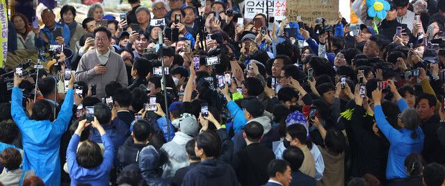 이재명 더불어민주당 대통령 후보가 9일 경북 영천시 영천공설시장에서 시장 상인 및 지지자들 앞에서 연설하고 있다. 연합뉴스