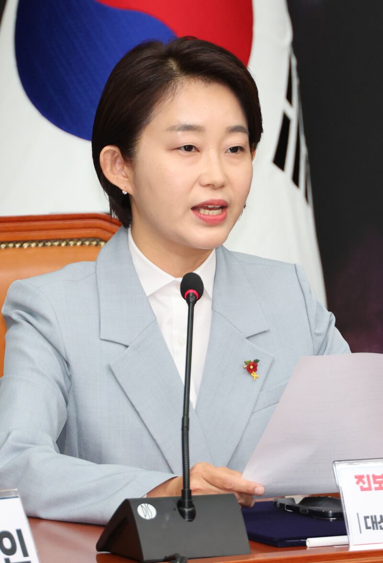 9일 서울 여의도 국회에서 열린 ‘광장대선연합정치시민연대-제정당 연석회의’ 공동 선언 발표 기자회견에서 진보당 대선 후보인 김재연 상임대표가 출마를 포기하고 이재명 더불어민주당 대통령 후보 지지 의사를 밝히고 있다. 연합뉴스