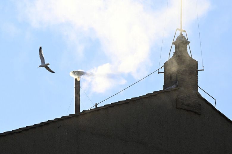 8일(현지시각) 4번째 투표만에 바티칸 시스티나 경당 굴뚝 위에서 교황 선출을 알리는 흰 연기가 피어 올랐다. UPI연합뉴스