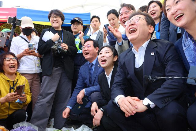 영남 신라벨트 골목골목 경청투어에 나선 이재명 더불어민주당 대통령 후보가 10일 경남 함안군 가야전통시장에서 상인들과 이야기하며 밝게 웃고 있다. 연합뉴스