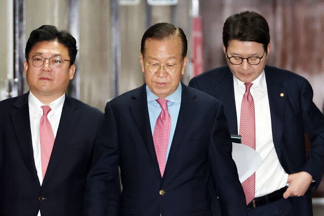 권영세 국민의힘 비상대책위원장(가운데)이 10일 서울 여의도 국회에서 사상 초유의 대선 후보 교체에 대한 입장을 밝히기 위해 기자회견 장소로 이동하고 있다. 연합뉴스