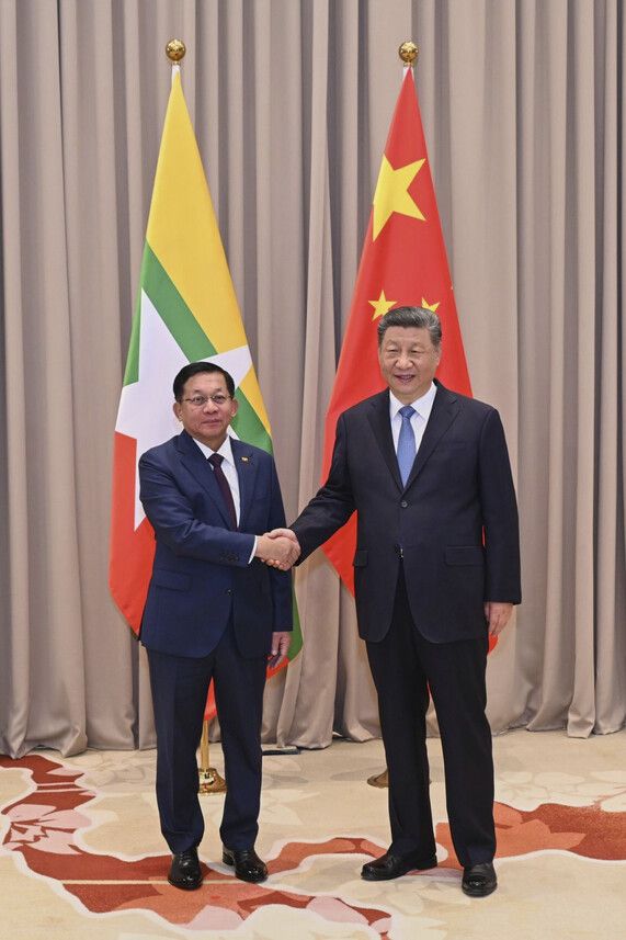 9일 미얀마군 최고사령관 민 아웅 흘라잉(왼쪽)이 러시아 모스크바에서 중국 시진핑 국가주석(오른쪽)과 만나 악수하고 있다. 미얀마 군부 제공. AP 연합뉴스