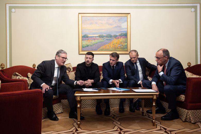 키어 스타머 영국 총리(왼쪽부터), 볼로디미르 젤렌스키 우크라이나 대통령, 에마뉘엘 마크롱 프랑스 대통령, 도날트 투스크 폴란드 대통령, 프리드리히 메르츠 독일 총리가 10일 의지의 연합 회동에서 머리를 맞대고 있다. UPI 연합뉴스