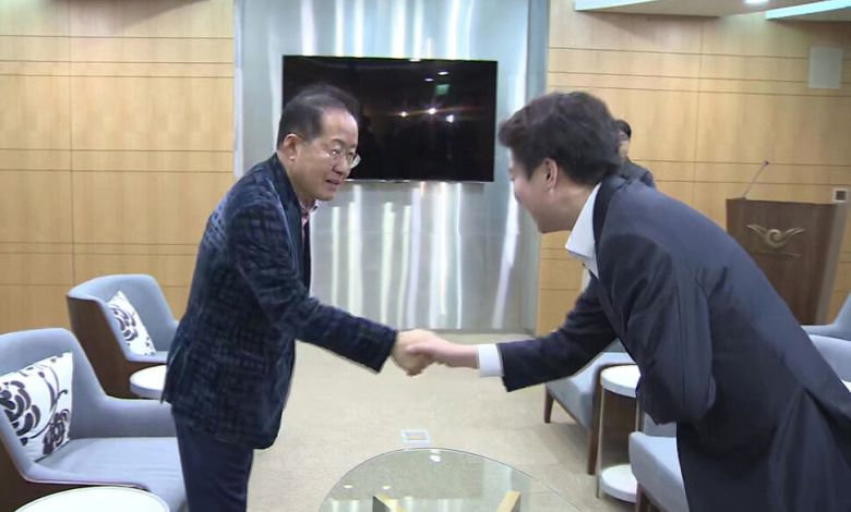 미국으로 출국하는 홍준표 전 대구시장이 10일 인천국제공항 귀빈실에 배웅 나온 개혁신당 이준석 대선 후보를 만나고 있다. 연합뉴스 TV 갈무리