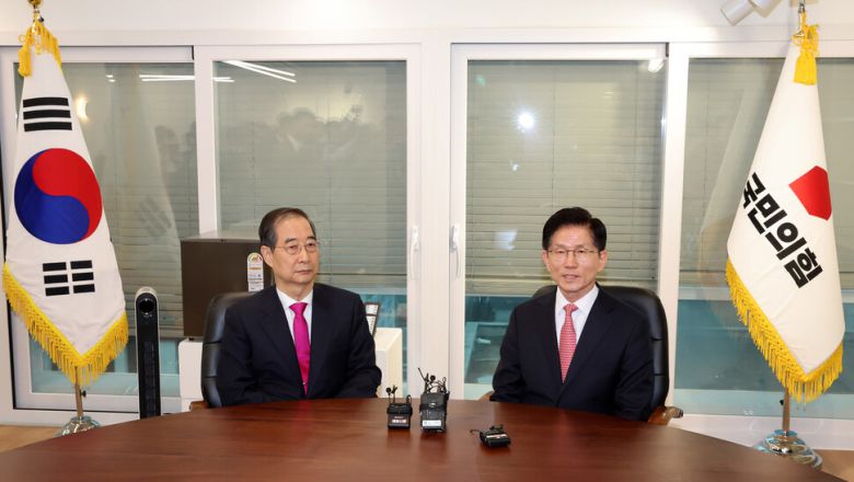 국민의힘 김문수 대선 후보와 한덕수 전 국무총리가 11일 서울 여의도 국민의힘 대선후보 사무실에서 회동하고 있다. 공동취재사진