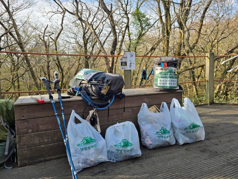 한라산지킴이 회원들이 수집한 쓰레기 봉투. 박준형 제공