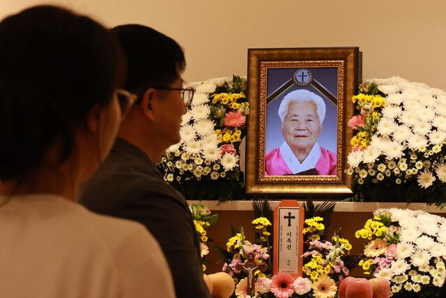일본군 ‘위안부’ 피해자이자 인권활동가인 이옥선 할머니 빈소가 12일 오후 경기 용인시 쉴낙원경기장례식장에 마련되어 있다. 김혜윤 기자 unique@hani.co.kr
