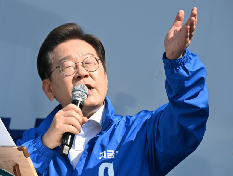 이재명 더불어민주당 대선후보가 12일 경기 화성시 동탄센트럴파크에서 열린 집중유세에서 연설하고 있다. 공동취재사진