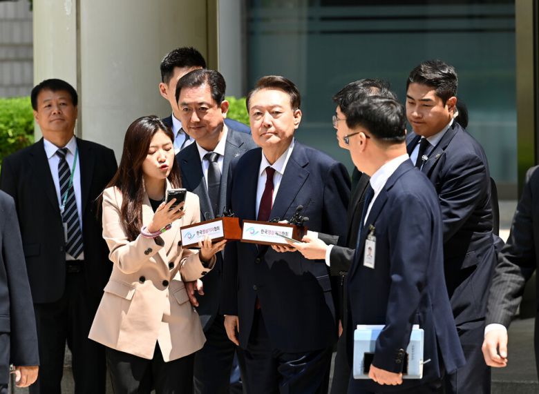 윤석열 전 대통령이 12일 서울중앙지방법원에서 열린 내란 우두머리 혐의, 직권남용 권리행사방해 혐의 사건 3차 공판에서 오전 재판 종료 후 식사를 위해 나서다 취재진의 질문에 묵묵부답으로 일관하고 있다. 사진공동취재단