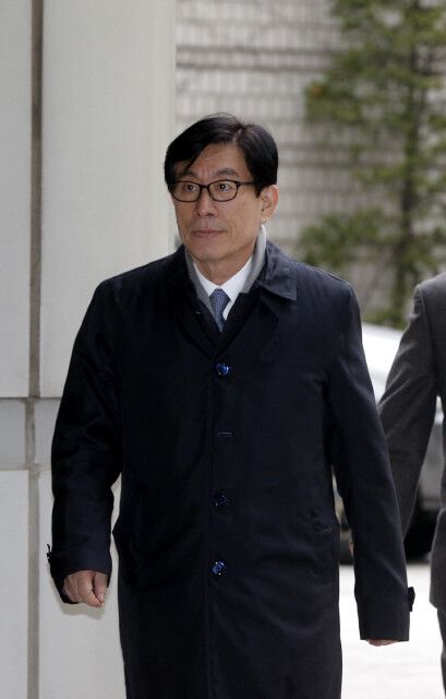 원세훈 전 국정원장이 2015년 11월27일 ‘국정원 댓글 사건’ 파기환송심 공판에 참석하기 위해 서울 서초구 서초동 서울고등법원에 들어서고 있다. 김명진 기자 littleprince@hani.co.kr