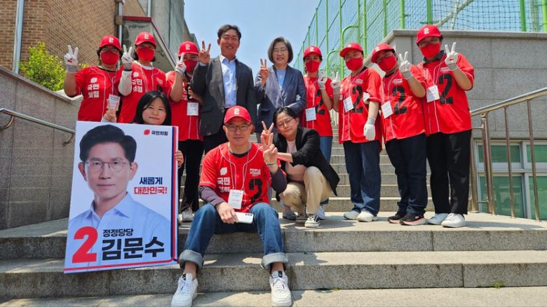 12일 “승리만이 답입니다. 파이팅!”라는 글과 함께 올라온 사진. 이수정 페이스북 갈무리