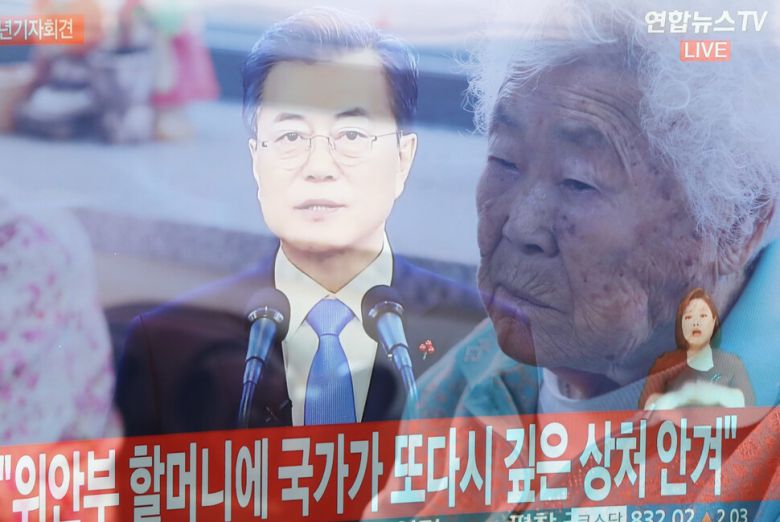 2018년 1월10일 경기도 광주시 나눔의집에서 일본군 ‘위안부’ 피해자 이옥선 할머니가 문재인 대통령 신년 기자회견을 시청하고 있다. 연합뉴스