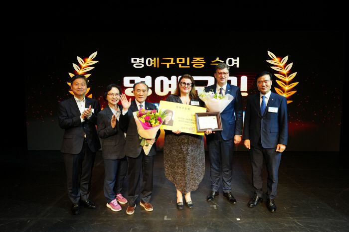 성북구 명예구민 다이바 슬레파비치네(오른쪽 세 번재)와 리차르다스 쉴레파비치우스 리투아니아 대사(오른쪽 두 번째). 성북구 제공