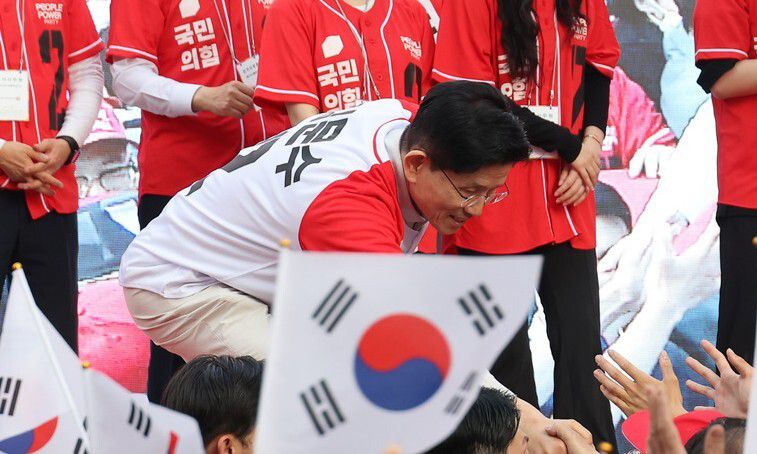 국민의힘 김문수 대선 후보가 12일 대구 서문시장을 방문해 지지를 호소하고 있다. 연합뉴스