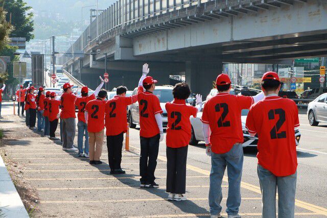부산 남구에서 김문수 국민의힘 대통령 후보 선거운동원들이 김 후보의 이름이 빠진 선거운동복을 입고 유세하고 있다. 박수영 의원 페이스북 갈무리