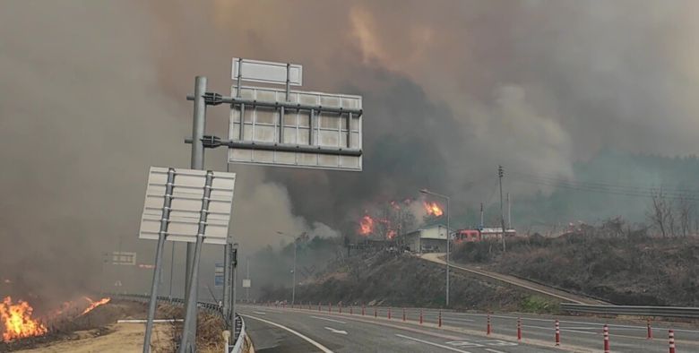 산불은 강력한 바람에 의해 삽시간에 번졌다. 지난 3월25일 경북 안동 길안면 영덕당진고속도로 동안동 인터체인지 일대 고속도로가 폐쇄된 모습. 기후위기기록단