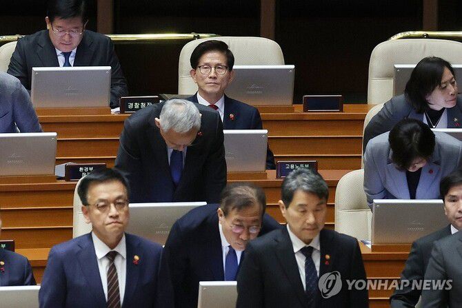 김문수 고용노동부 장관이 지난해 12월11일 국회 본회의에서 진행된 \'윤석열 대통령 위헌적 비상계엄 선포 내란행위 관련 긴급현안질문\'에서 더불어민주당 서영교 의원의 사과요구를 거부한 채 다른 국무위원들과 달리 자리에 앉아 있다. 연합뉴스
