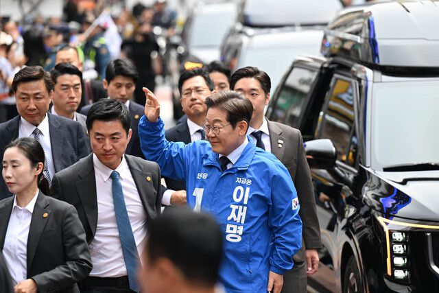 이재명 더불어민주당 대통령 후보가 13일 대구 동성로 거리에 도착해 시민들에게 인사하고 있다. 공동취재사진