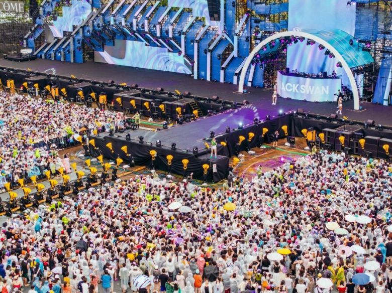 지난 4월12일 중국 하이난 워터밤 행사에서 공연하는 전원 외국인 케이팝 걸그룹 블랙스완. 최근 중국에서 케이팝 가수들의 공연이 조금씩 열리고 있어 한한령 해제에 대한 기대감이 높아지던 상황이었다. 디알뮤직 제공