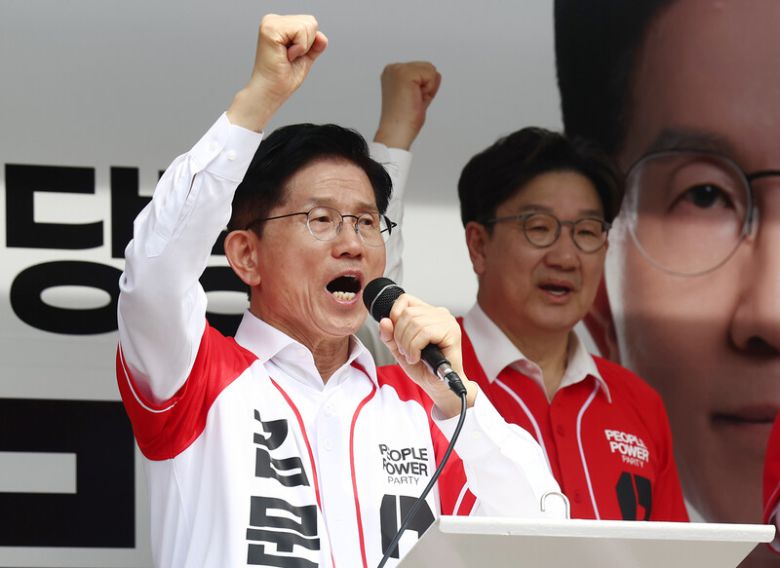 김문수 국민의힘 대통령 후보가 13일 울산 남구 신정시장 인근에서 유세를 하고 있다. 공동취재사진