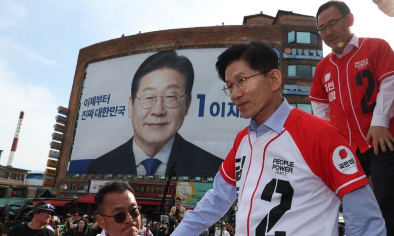 김문수 국민의힘 대통령 후보가 14일 경남 밀양시 밀양관아 앞에서 유세한 뒤 차에서 내려오고 있다. 공동취재사진