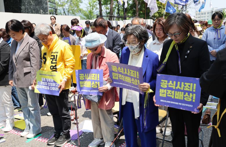 14일 낮 서울 종로구 옛 일본대사관 터 앞에서 열린 제1700차 일본군 위안부 문제 해결을 위한 정기 수요시위에서 참가자들이 고 이옥선 할머니를 추모하는 묵념을 하고 있다. 백소아 기자 thanks@hani.co.kr