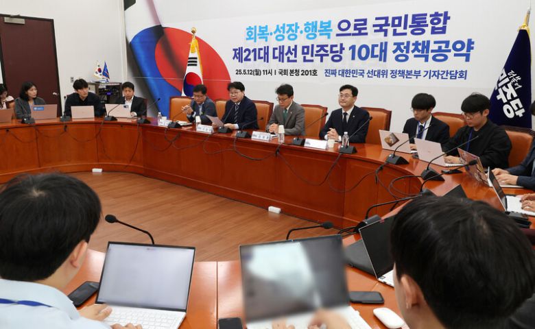 지난 12일 서울 여의도 국회에서 열린 21대 대통령선거 더불어민주당 10대 정책공약 기자간담회에서 이한주 총괄선거대책본부 정책본부장(왼쪽 다섯째)이 발언하고 있다. 연합뉴스