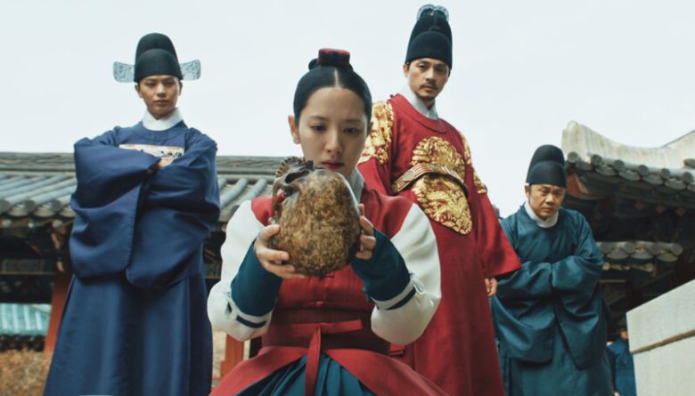 ‘귀궁’ 6회. 무녀 여리가 악몽에 시달리는 중전의 베개 속에서 해골을 찾아낸 장면. 왕실에 원한을 품은 팔척귀가 중전의 복중 태아를 노리고, 중전을 괴롭힌다. 여리는 상의원의 애체 장인으로 궁에 들어와 왕의 곁에서 수사를 돕는다. 에스비에스 제공