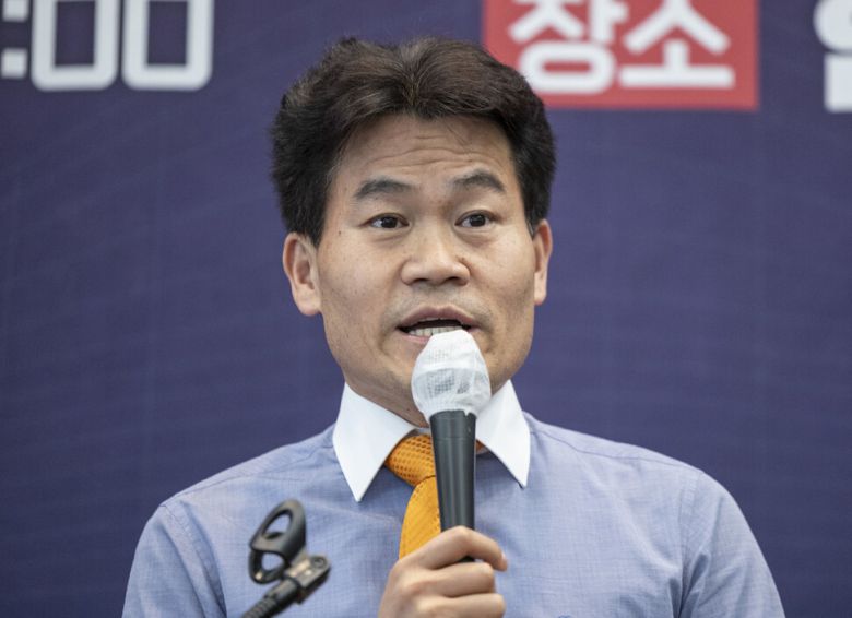 한국사 강사 전한길 씨가 4월16일 서울 중구 프레스센터에서 열린 ‘국민이 국민을 지킨다! 국민수사대 출범식\'에 참석해 축사하고 있다. 연합뉴스