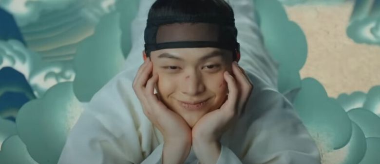 ‘귀궁’ 2회. 강철이 윤갑의 몸을 얻은 후, 이무기일 때는 경험하지 못했던 오감을 얻게 되어 황홀경에 빠진 장면. 미음만 먹어도 너무나 맛있고, 온돌방에 누워만 있어도 쾌감이 넘친다. 이무기일 때의 사랑과, 인간이 된 후의 사랑이 다를 수밖에 없음을 납득시킨다. 에스비에스 제공