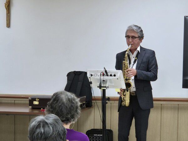 김호겸씨가 지난 9일 충남 서천군 노인요양시설에서 음악 봉사를 하고 있다. 천경석 기자