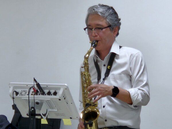 김호겸씨가 지난 9일 충남 서천군 노인요양시설에서 음악 봉사를 하고 있다. 천경석 기자