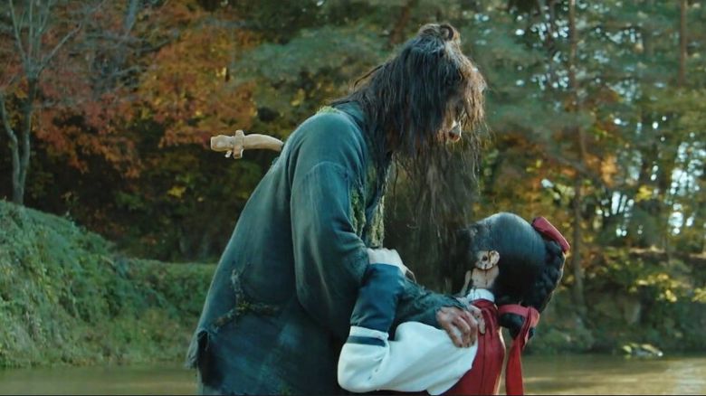 ‘귀궁’ 6회. 여리가 해골에서 불러낸 수살귀에게 공격을 당하는 장면. 수살귀는 생김새와 움직임이 좀비와 유사하다. 수살귀가 입에서 쏟아낸 썩은 물이 여리의 얼굴에 맞는다. 이것을 ‘살을 맞았다’고 표현한다. 에스비에스 제공