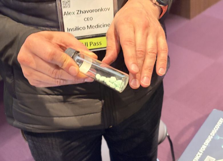 이날 알렉스 자보론코프 대표가 노화 치료제 관련 질문에 답변하며 자사가 개발 중인 특 발성 폐섬유증 및 노화 이중 치료제 렌토서팁 시제품을 선보였다. 최지현 기자