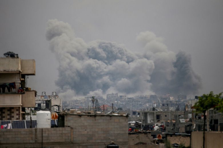 15일(현지시각) 가자지구 북부 자발리아에서 이스라엘군의 공습으로 연기가 피어오르고 있다. 자발리아/로이터 연합뉴스