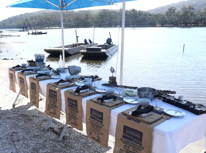 ‘브로드워터 오이스터’의 호수 한쪽에 차려진 굴 시식 테이블. 박미향 기자