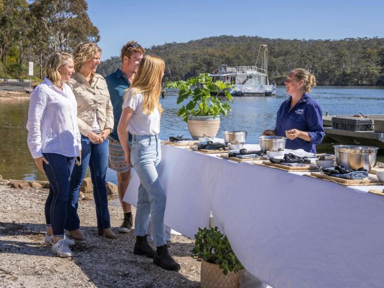 수 매킨타이어가 ‘굴 까기’ 프로그램을 즐기는 여행객과 대화를 나누고 있다. 오스트레일리아관광청 제공