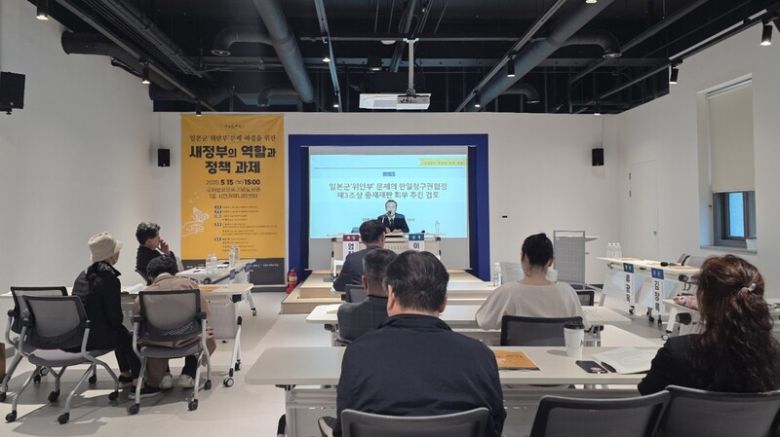 지난 16일 대구시 중구 국채보상운동기념도서관에서 열린 ‘일본군 위안부 문제 해결을 위한 새 정부의 역할과 정책과제’ 토론회에서 이용일 전 주코트디부아르 대사가 발표하고 있다. 김규현 기자