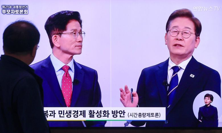 18일 서울역 대합실에서 시민들이 제21대 대통령선거 1차 후보자 토론회 중계방송을 지켜보고 있다. 연합뉴스