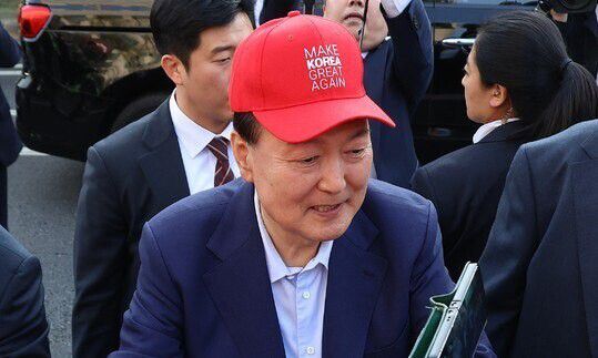 윤석열 전 대통령이 헌법재판소 파면 선고 후 7일만인 지난달 11일 오후 서울 한남동 관저를 떠나며 배웅 나온 지지자들과 인사를 나누고 있다. 공동취재사진