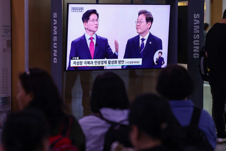 18일 서울역 대합실에서 시민들이 제21대 대선 1차 후보자 토론회 중계방송을 지켜보고 있다. 연합뉴스