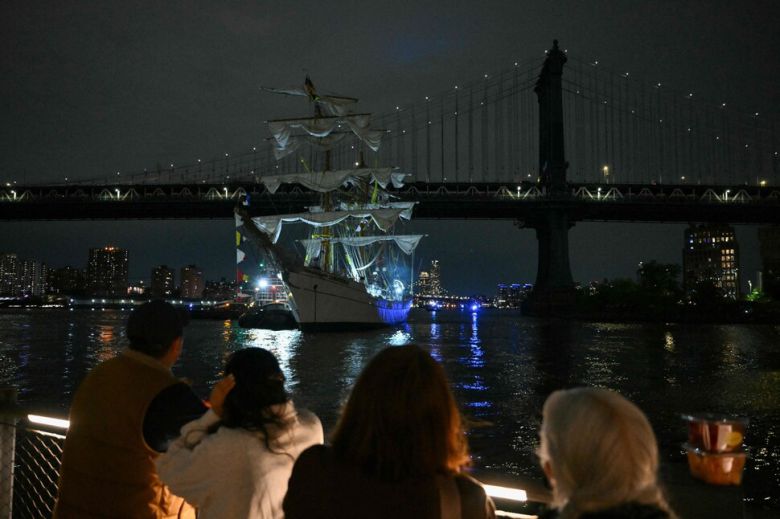 17일 뉴욕 맨해튼 다리 위에 올라간 시민들이 브루클린 다리에 부딪친 멕시코 해군 범선을 바라보고 있다. 이번 충돌 사고로 범선은 돛대 세 개가 모두 부러졌으며, 최소 22명의 사상자가 발생했다. 뉴욕/AFP연합뉴스