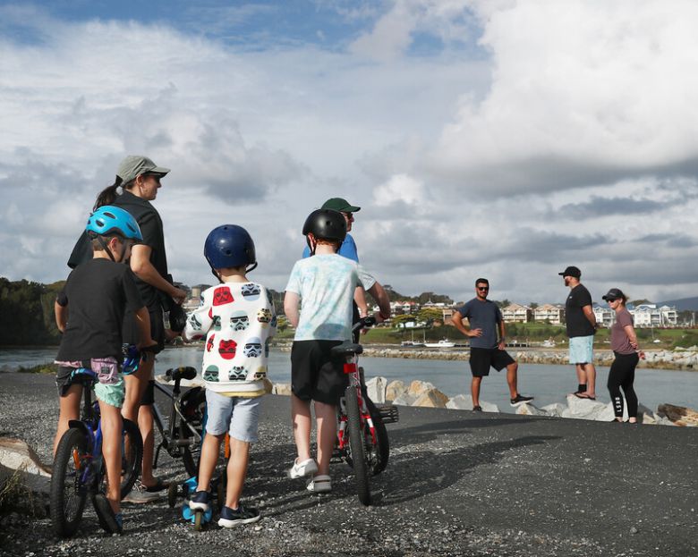 ‘오스트레일리아 록’ 인근에서 자전거를 타는 아이들과 여행객들. 박미향 기자