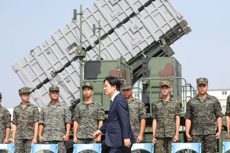 중국의 대규모 군사훈련이 진행되고 있던 지난해 10월18일 라이칭더 대만 총통은 타오위안의 한 해군기지를 방문했다. 타오위안/AFP 연합뉴스