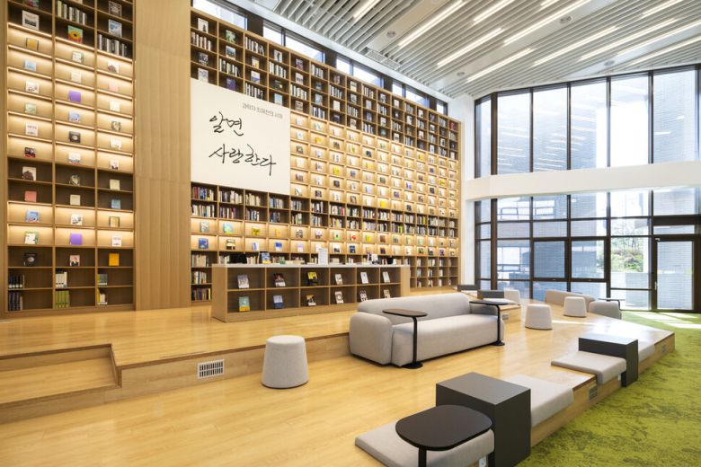 도서관 2층 종합자료실에 있는 ‘과학자 최재천의 서재’는 도서관 홍보대사로 활동 중인 최 교수가 기증한 도서 1200여 권을 토대로 꾸며진 서가다.