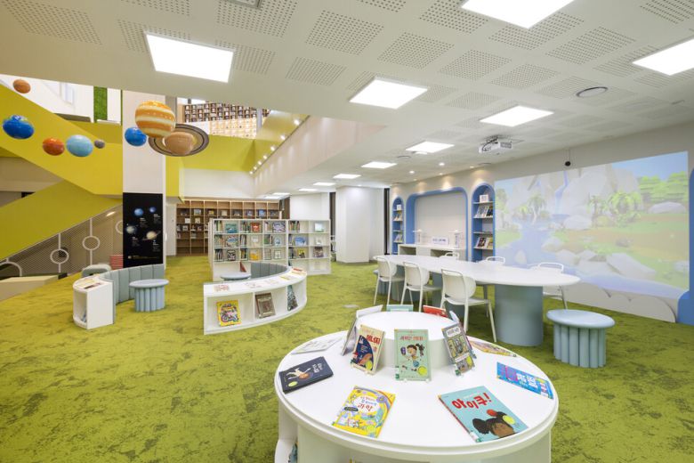 어린이자료실은 벽면에 행성과 로켓을 형상화해 우주적 상상력을 자극하고, 곳곳에 과학적 호기심을 일깨우는 장치들이 효과적으로 배치됐다.