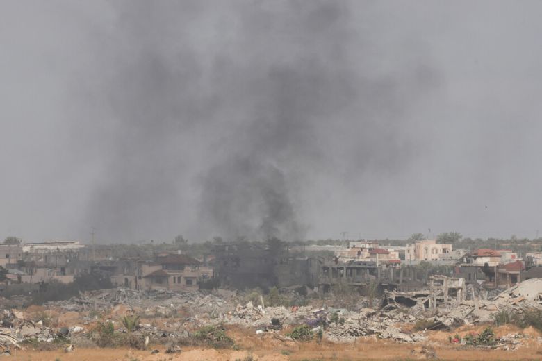 19일 가자 지구와 이스라엘의 국경 지역에 위치한 가자 지역에서 이스라엘군의 공습으로 검은 연기가 피어오르고 있다. 가자/로이터 연합뉴스