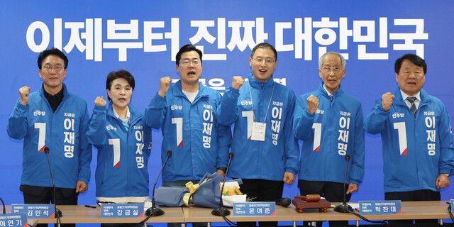 19일 서울 더불어민주당 여의도 당사에서 열린 중앙선거대책위원회에서 국민의힘을 탈당한 뒤 민주당에 입당한 김상욱 의원(오른쪽 세번째)이 박찬대 총괄상임선대위원장 등 참석자들과 파이팅을 외치고 있다. 연합뉴스